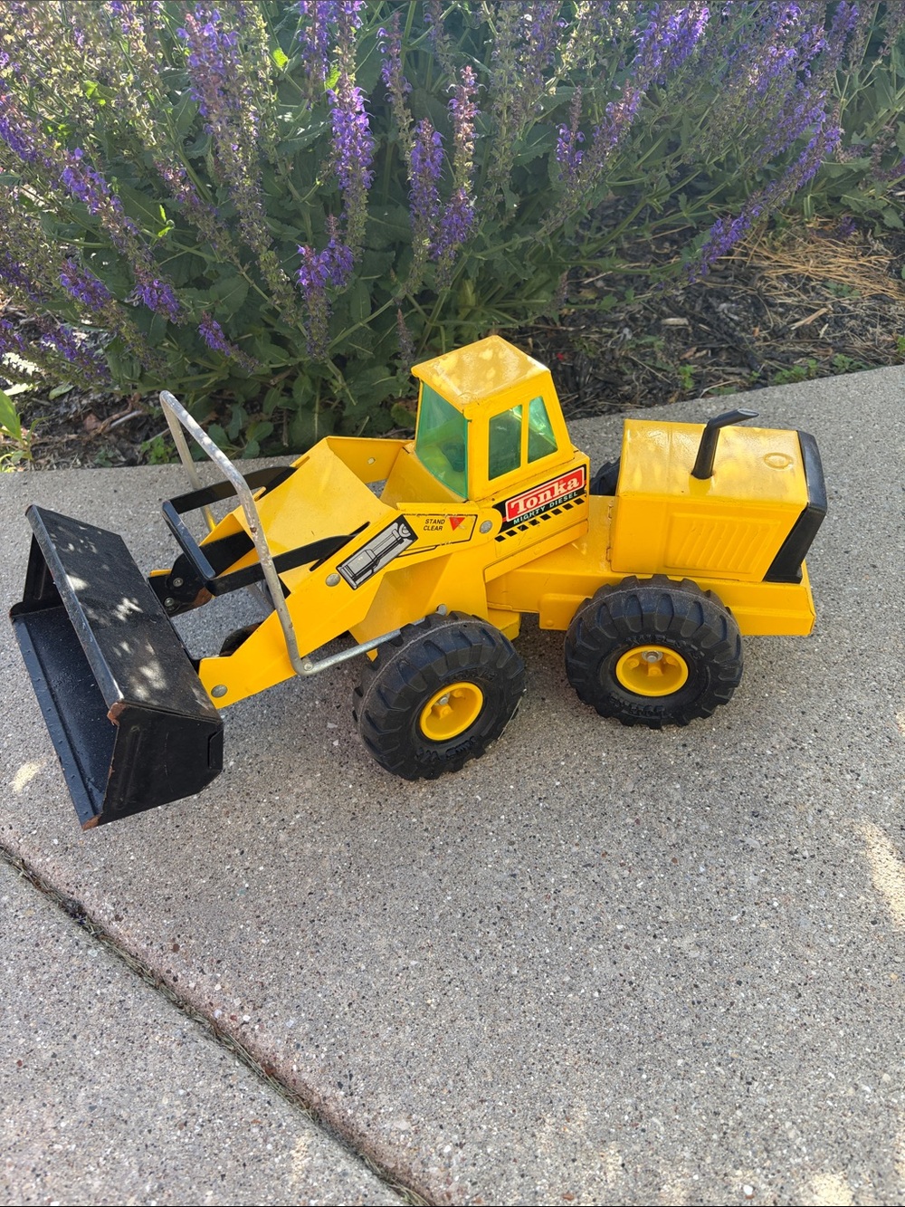 Vintage steel Tonka truck yellow bulldozer front end loader digger with handle